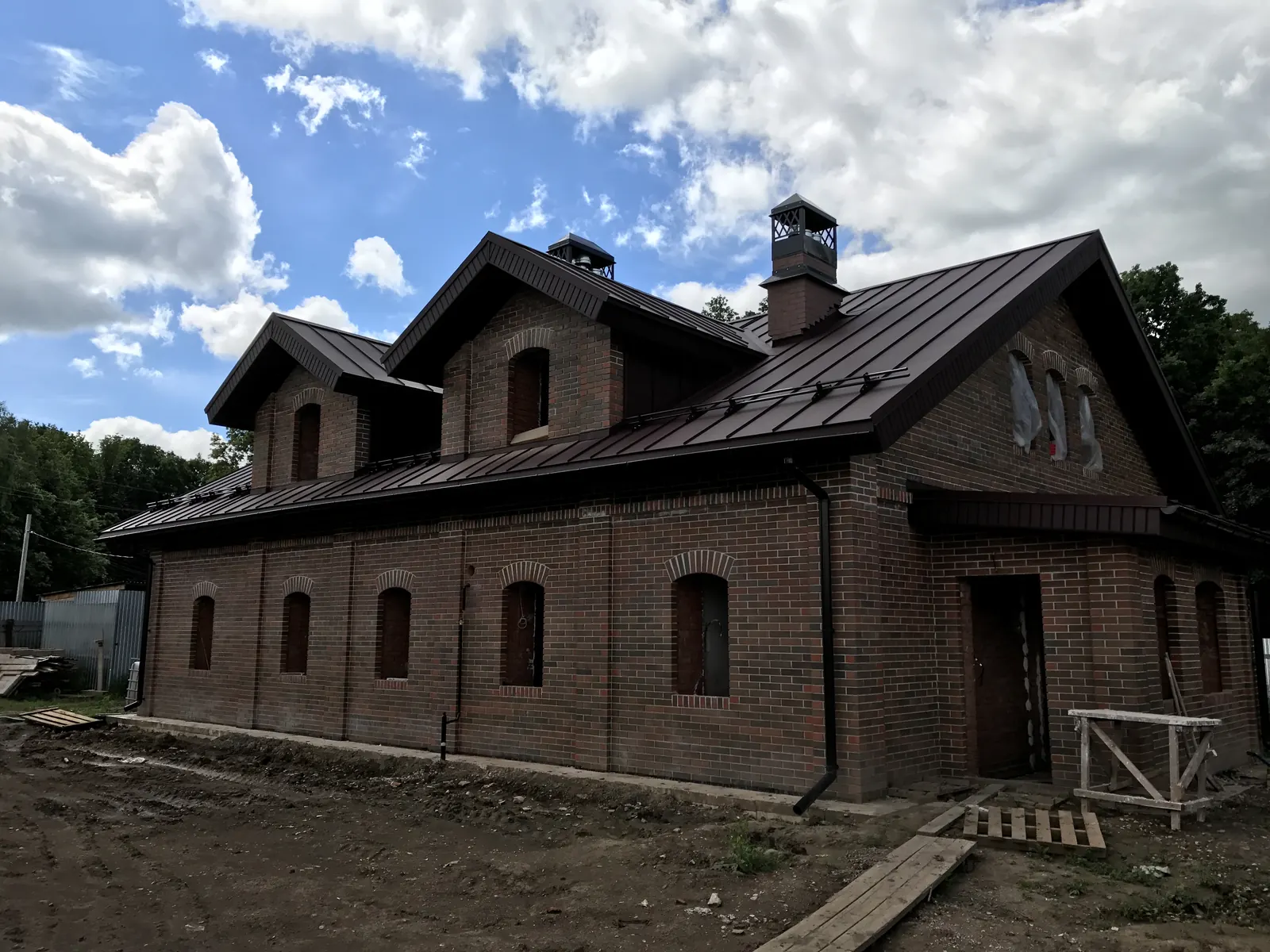 Дом из клинкерного кирпича с мансардными окнами