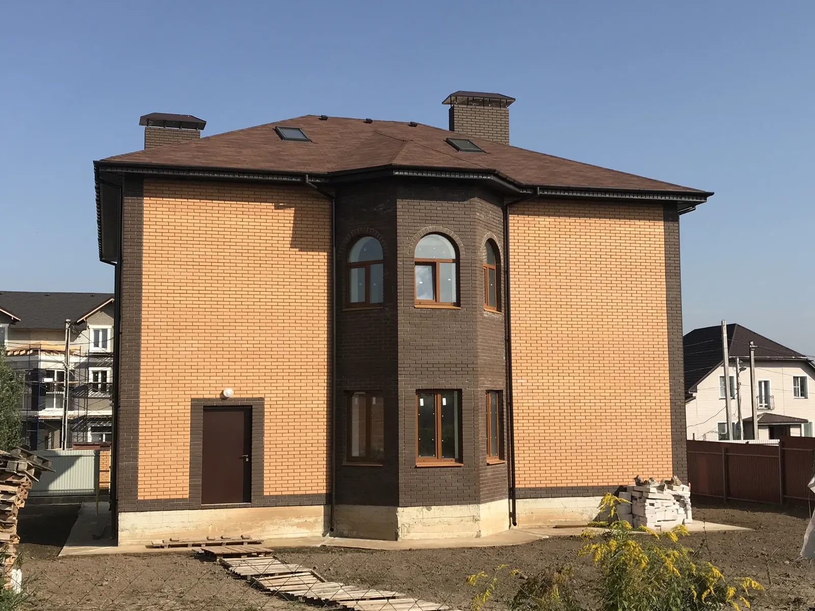 Двухэтажный дом из жёлтого кирпича с эркером — построен нами под Тулой