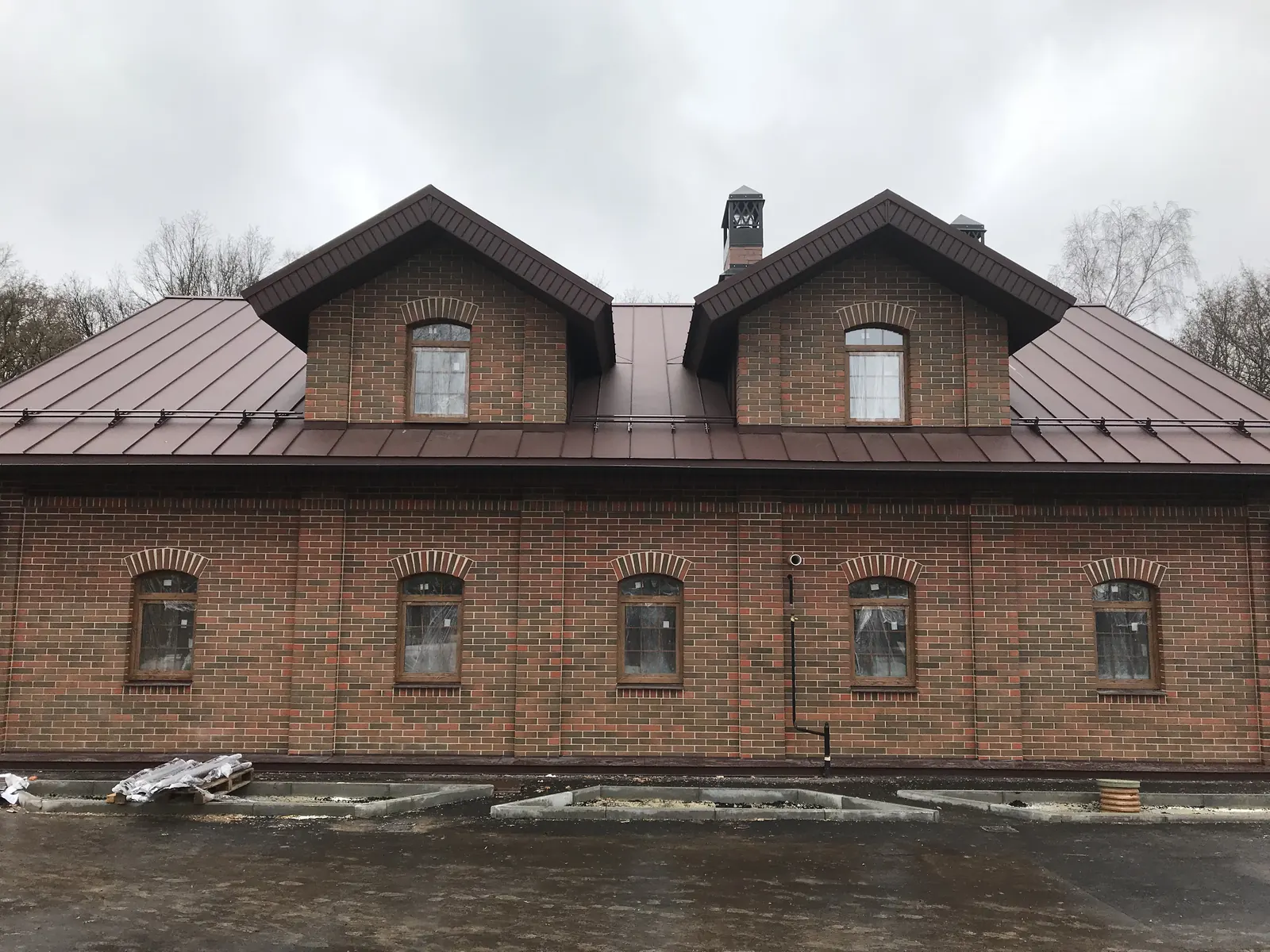 Дом с мансардами под металлической кровлей